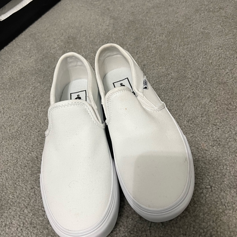 Brand new Vans ( womens ) size 6 ( fit like a 6.5/7)